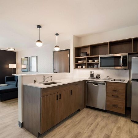 Everhome Suites Corona Exterior photo