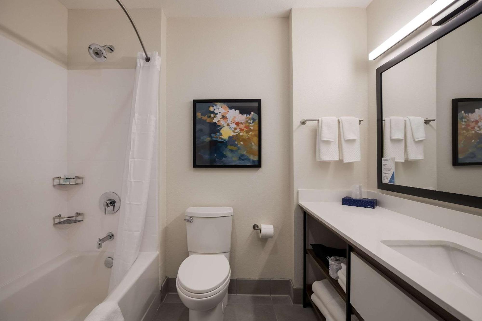 Everhome Suites Corona Exterior photo