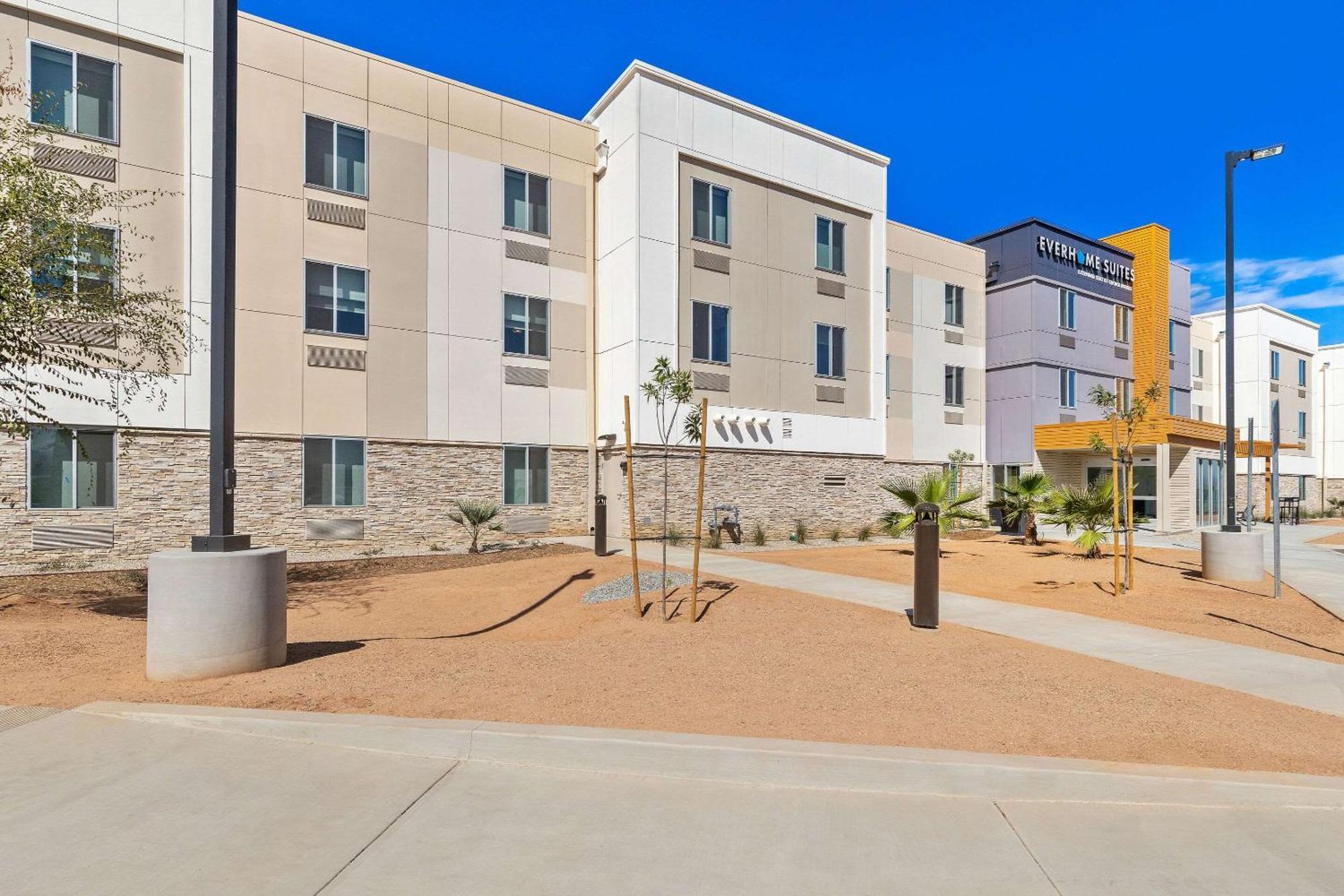 Everhome Suites Corona Exterior photo