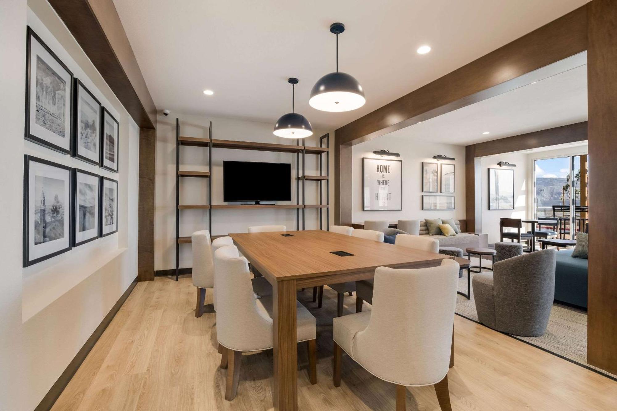Everhome Suites Corona Exterior photo
