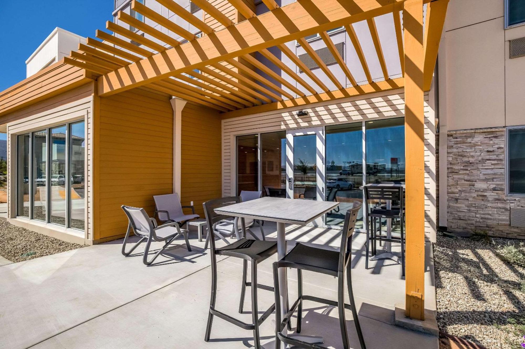 Everhome Suites Corona Exterior photo